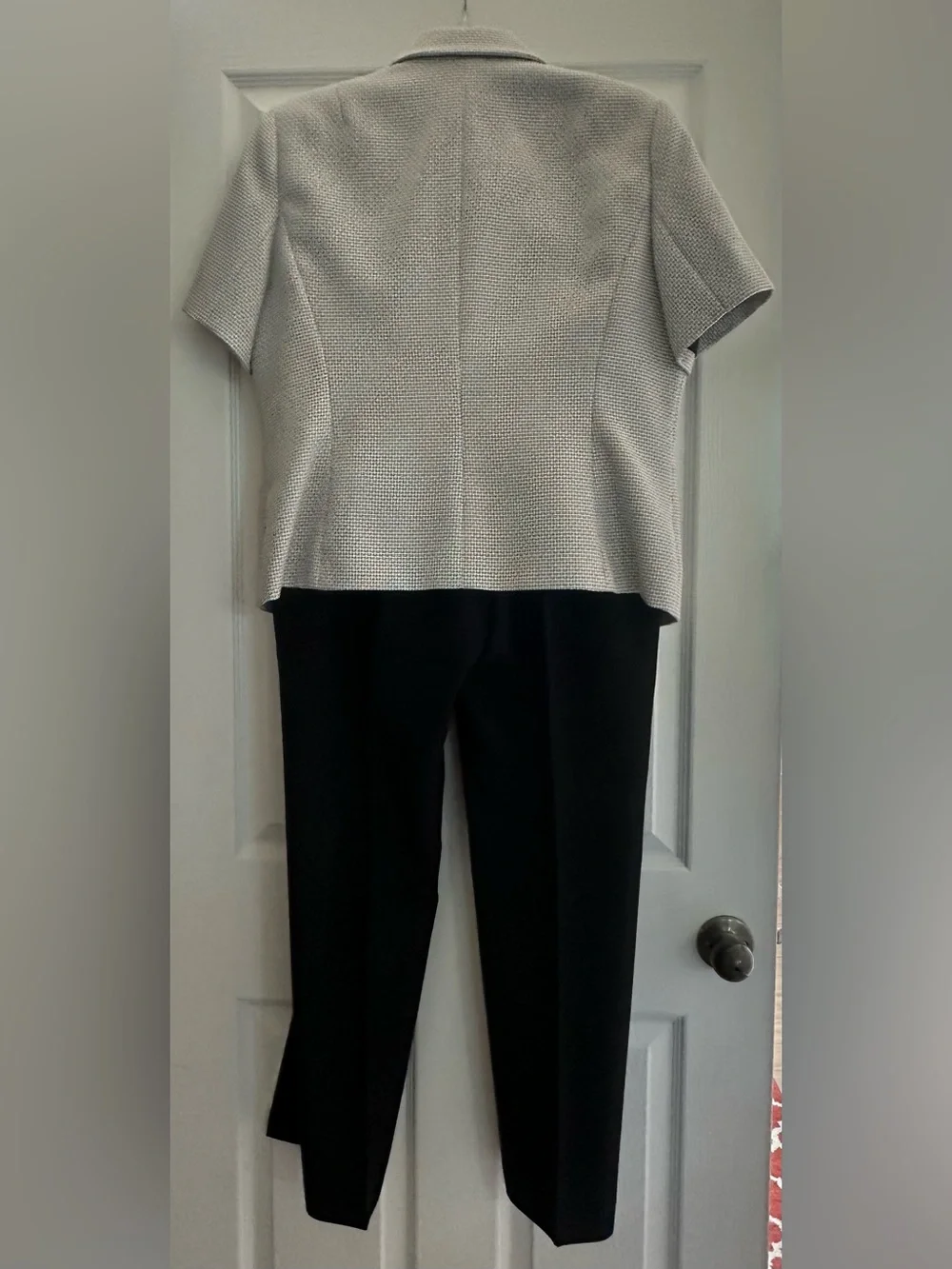 Gently worn women’s Le Suit Black & light gray Textured 2 Piece Pant Suit